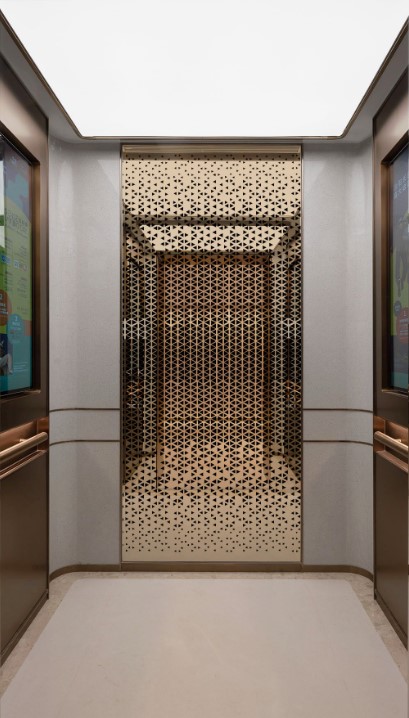 Фото открытой кабины лифта